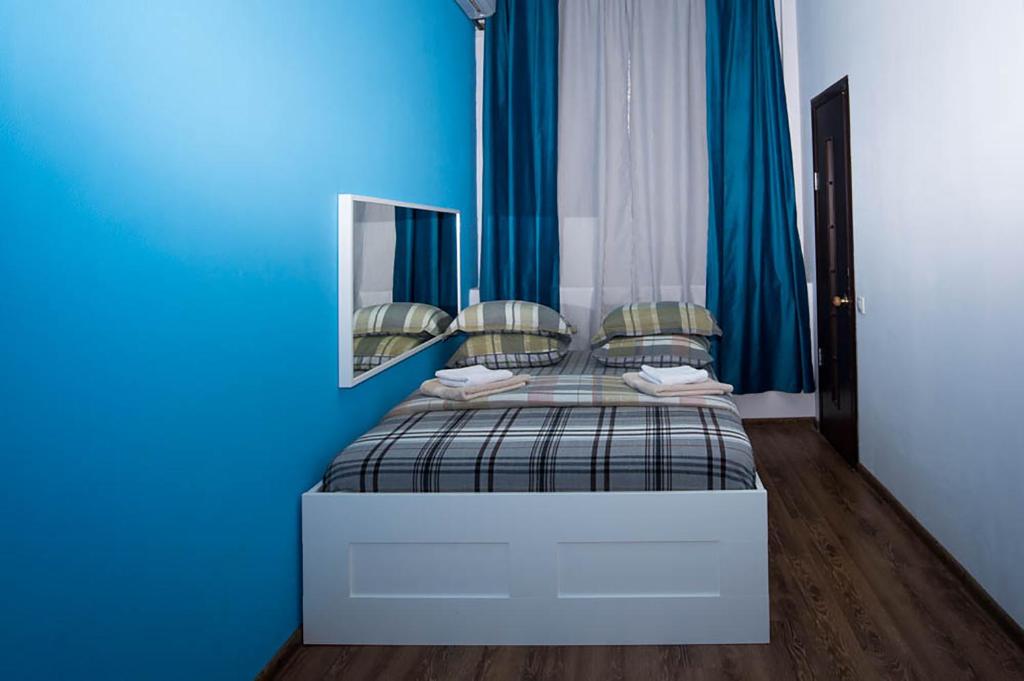 モスクワにあるHotel Mの青い壁のベッドルーム(ベッド1台付)