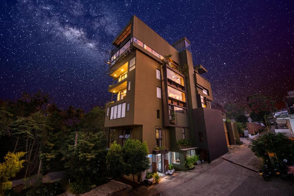 un edificio de noche con la Vía Láctea en White Moon Hotel, en Gampaha