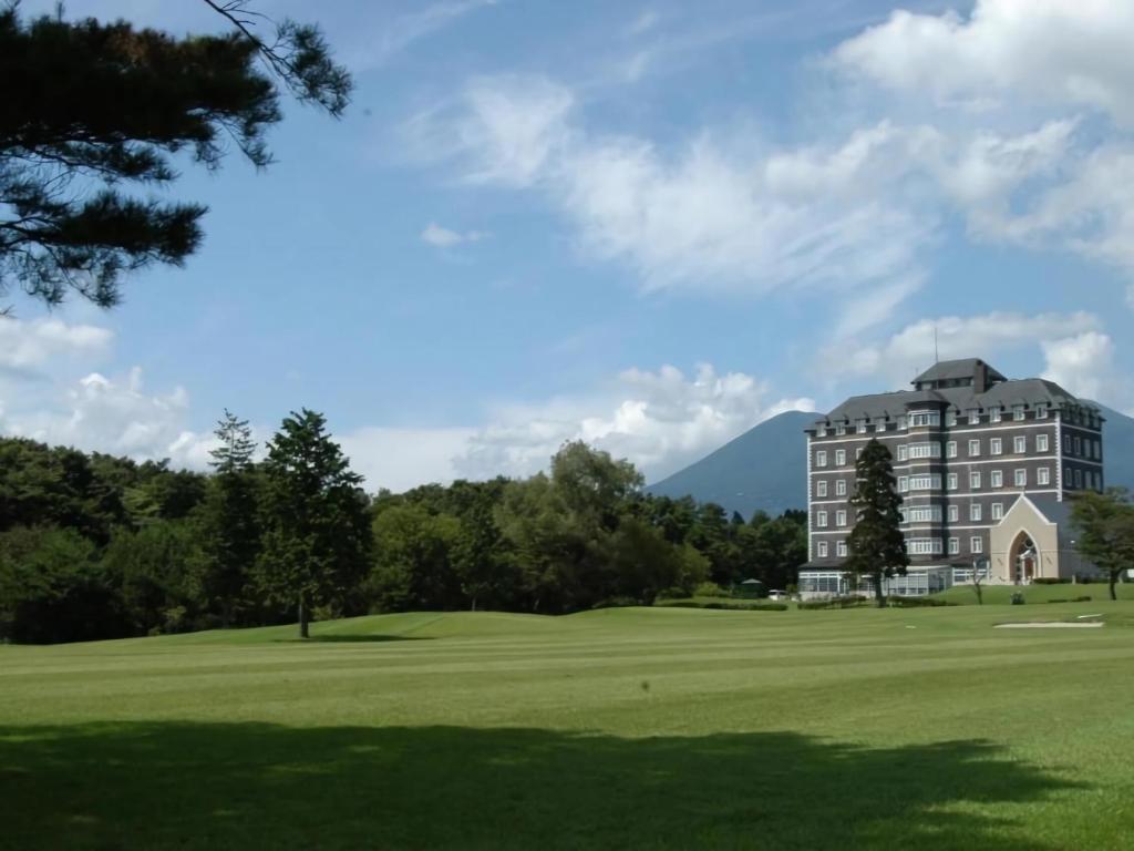 Blick auf einen Golfplatz mit einem Hotel in der Unterkunft Wellness Forest Nasu in Nasu