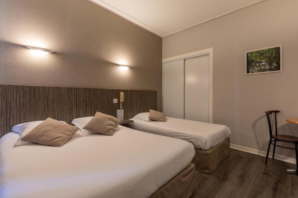 Postel nebo postele na pokoji v ubytování Hôtel Café les Fleurs