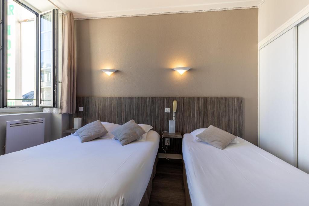 Postel nebo postele na pokoji v ubytování Hôtel Café les Fleurs