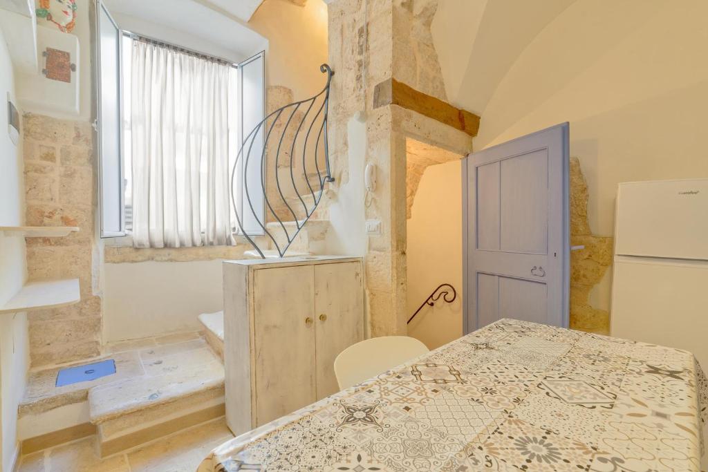una cucina con tavolo e frigorifero di Dimora 51 a Putignano