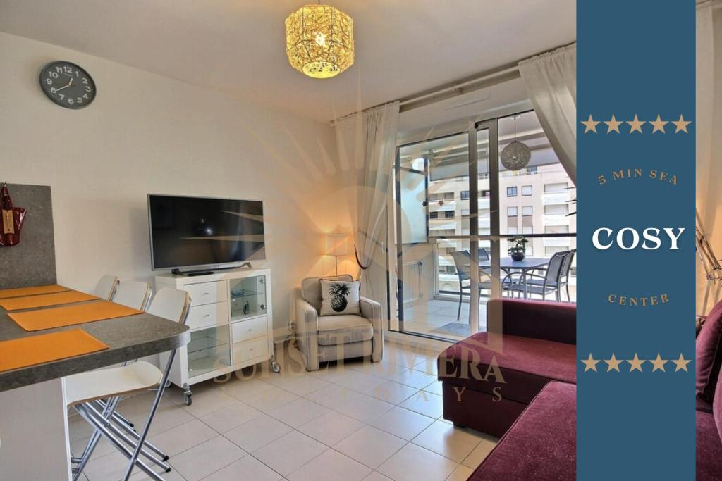 Il comprend un salon doté d'une télévision et d'une table à manger. dans l'établissement L'EDEN SQUARE Apartment for 4 By Sunset, à Antibes