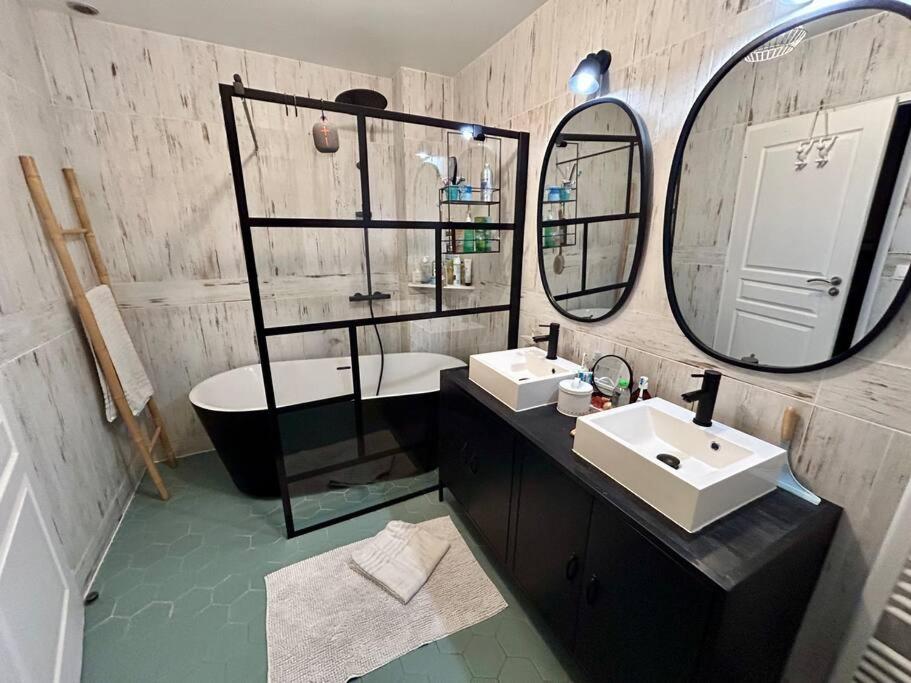 a bathroom with a sink and a mirror at Maison climatisée 155 m2+jardin in Puteaux