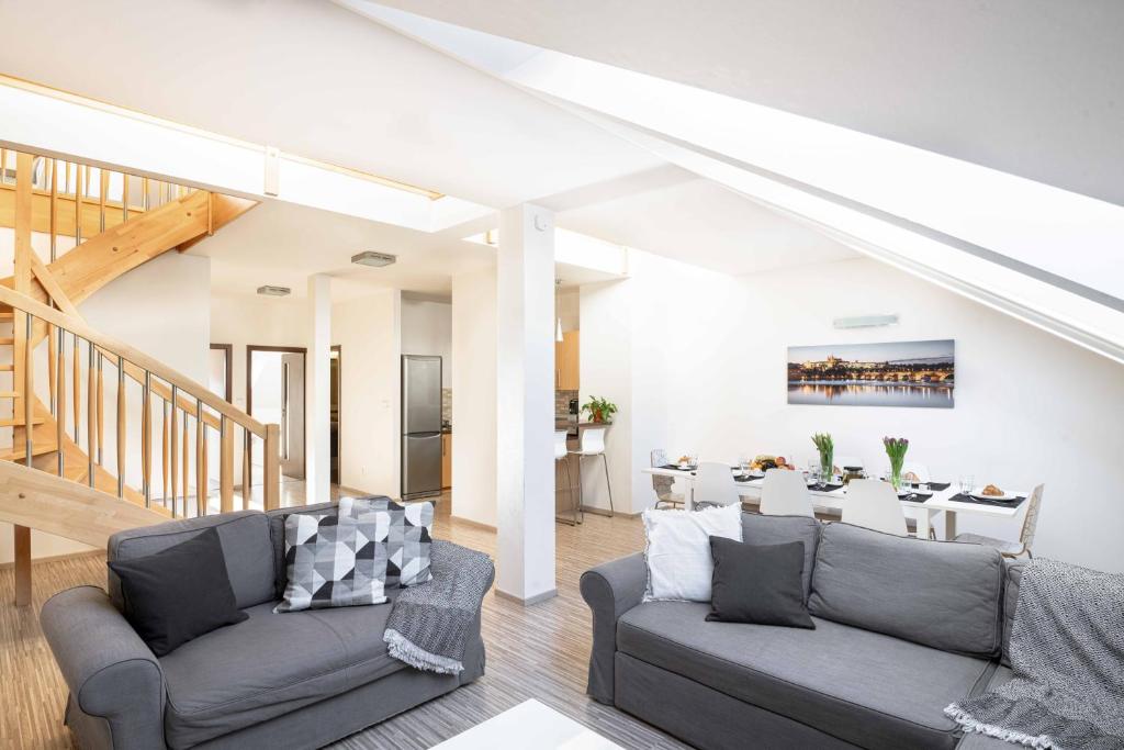 Posedenie v ubytovaní 150m² 4BR Duplex Near Metro & Prague Center