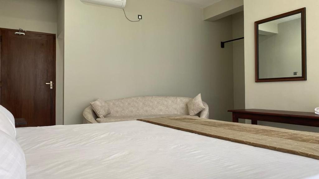 Postel nebo postele na pokoji v ubytování Blue Wave Beach Villa by Aaryan Group