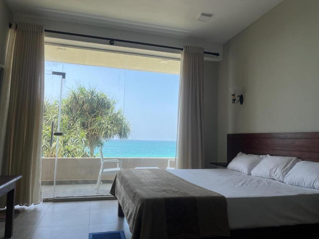 Postel nebo postele na pokoji v ubytování Blue Wave Beach Villa by Aaryan Group
