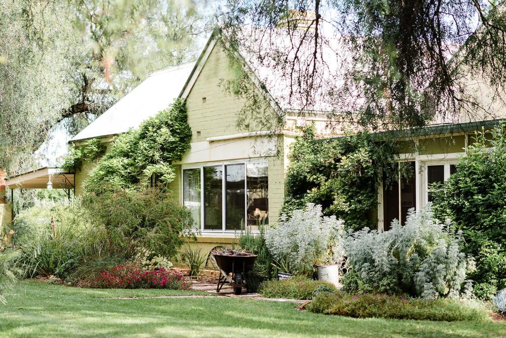 a house with a garden in front of it at Corowa Oakleigh Hideaway in Hopefield