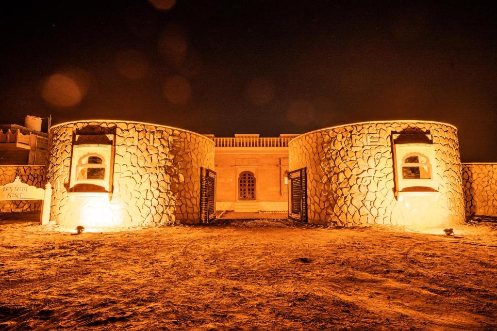 une vieille maison la nuit avec ses lumières allumées dans l'établissement Sandcastle Resort, à Jaisalmer