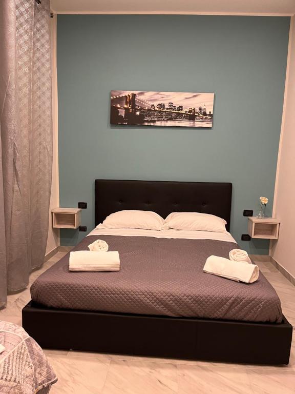 sypialnia z łóżkiem z dwoma ręcznikami w obiekcie Oceania Hotels Napoli w mieście Napoli
