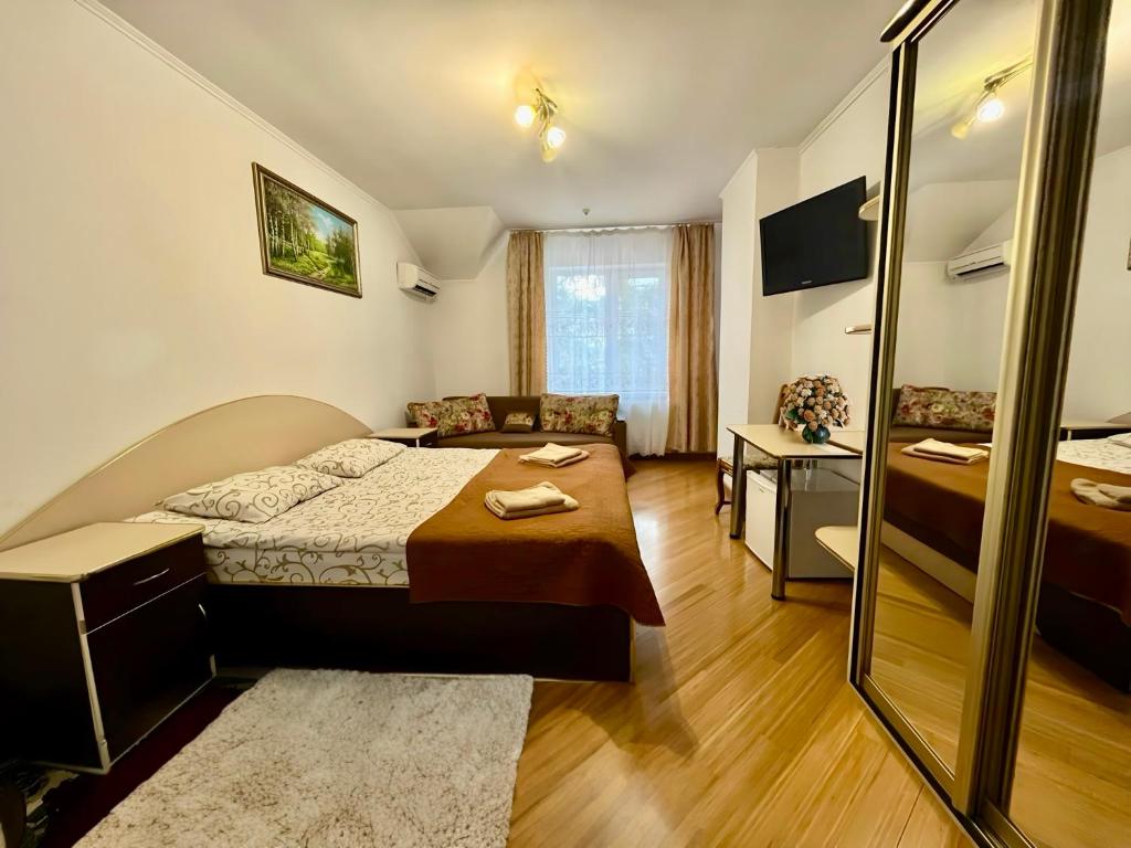 ベレホヴェにあるDominoのベッドとバスルーム付きのホテルルームです。
