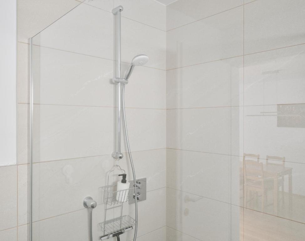 y baño con ducha y puerta de cristal. en Wohnen in Wattens Top 2, en Wattens