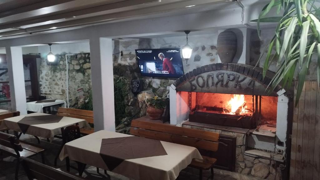 TV a/nebo společenská místnost v ubytování Hotel Bolyarka