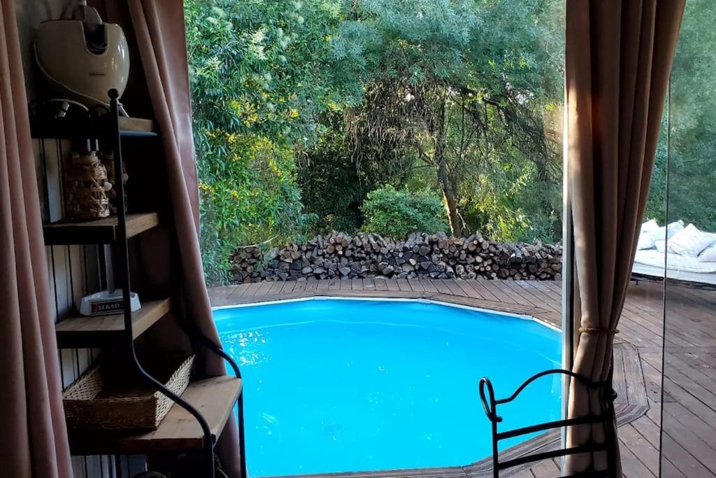 een raam met uitzicht op een zwembad bij Maison la garrigue in Montarnaud