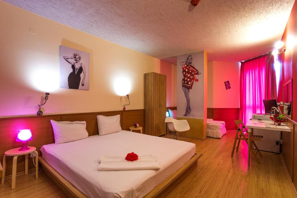 A bed or beds in a room at Art Hotel Simona