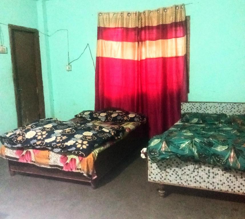 Un pat sau paturi într-o cameră la NEW ARGHAKHACHI HOTEL AND LODGE