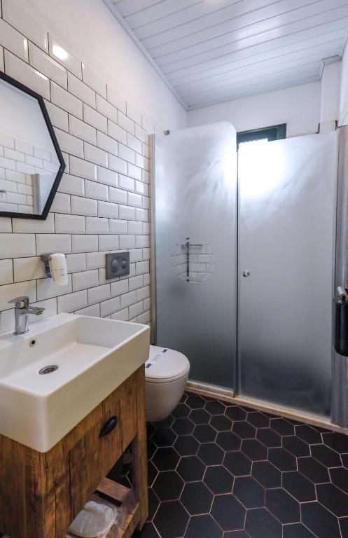 a bathroom with a sink and a shower and a toilet at Limon Inn Hotel, Taşucu in Tasucu