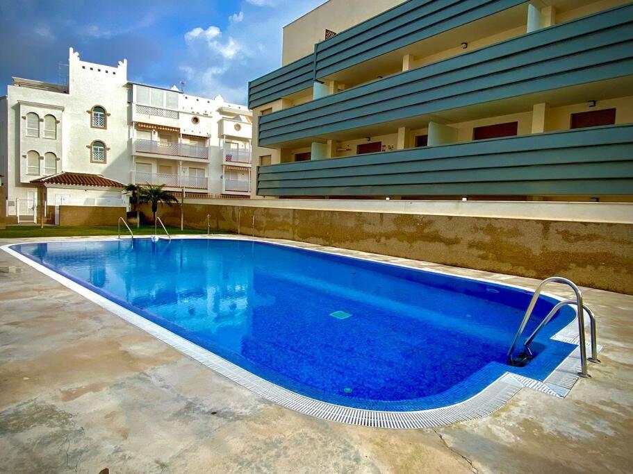 een groot blauw zwembad voor een gebouw bij MyChoice Casa Milán by Bossh! Apartments in Rota