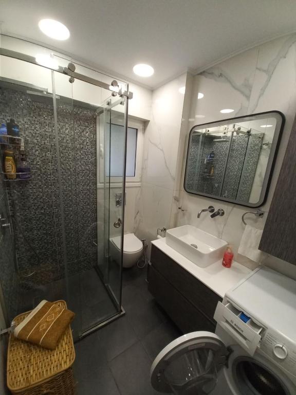 A bathroom at Lovely Faliro Apartment next to the sea.