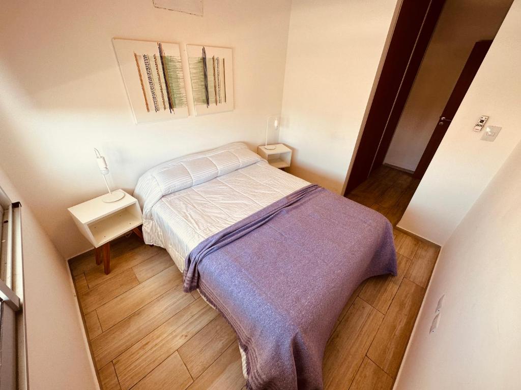 um pequeno quarto com uma cama num quarto em Excelente Apartamento Centro Opcional Cochera by Lofter em La Plata