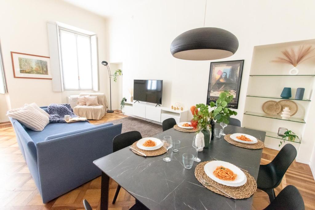 A television and/or entertainment centre at [Luxury apartment near Duomo] Italia 38