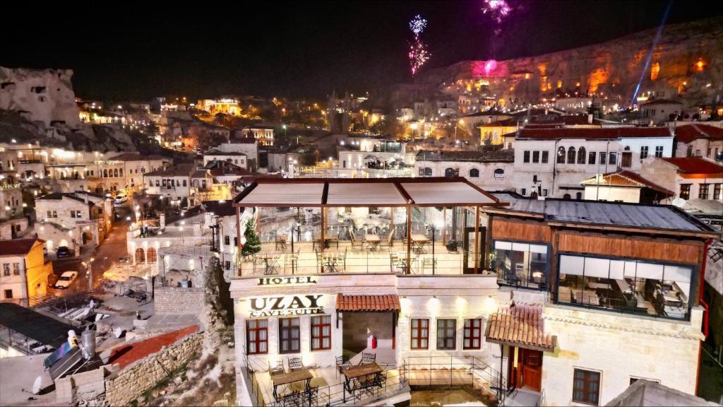 une vue aérienne de nuit sur une ville dans l'établissement Uzay Cave Suite Hotel, à Ürgüp