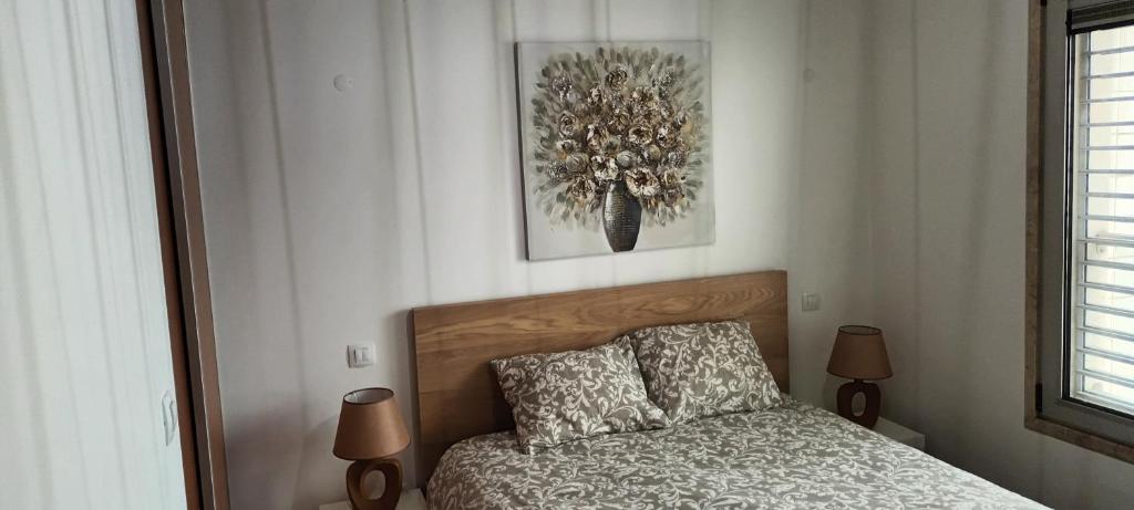 1 dormitorio con 1 cama y una foto en la pared en Global Guest PN en Lisboa