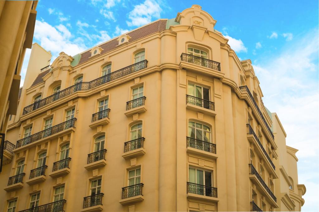 金邊的住宿－Try Residence, The Elysée Koh Pich，一座高大的建筑,旁边设有阳台