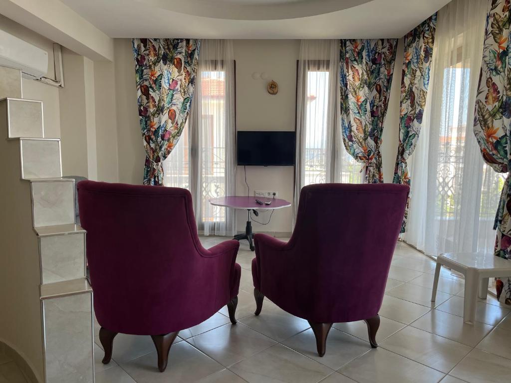 TV a/nebo společenská místnost v ubytování Grand Teoshan Otel ve Tatil Evleri