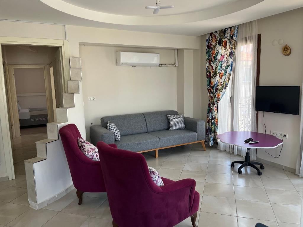 TV a/nebo společenská místnost v ubytování Grand Teoshan Otel ve Tatil Evleri