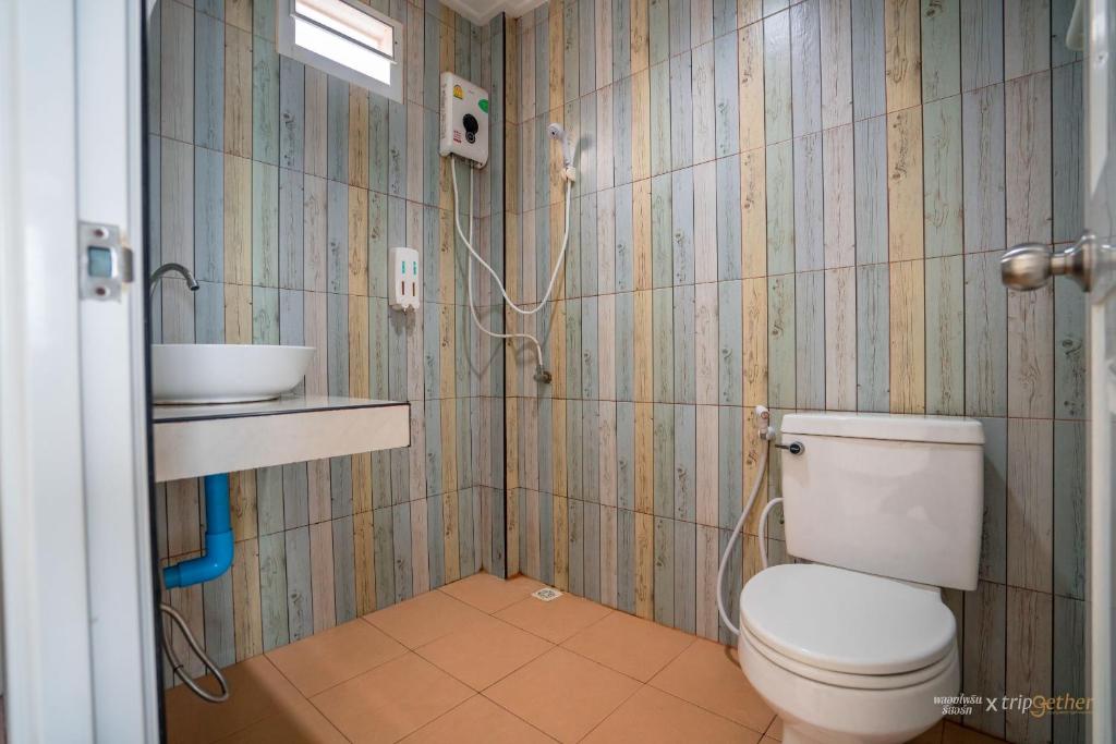 a bathroom with a toilet and a sink at PloyPhailin พลอยไพรินรีสอร์ท in Ko Larn