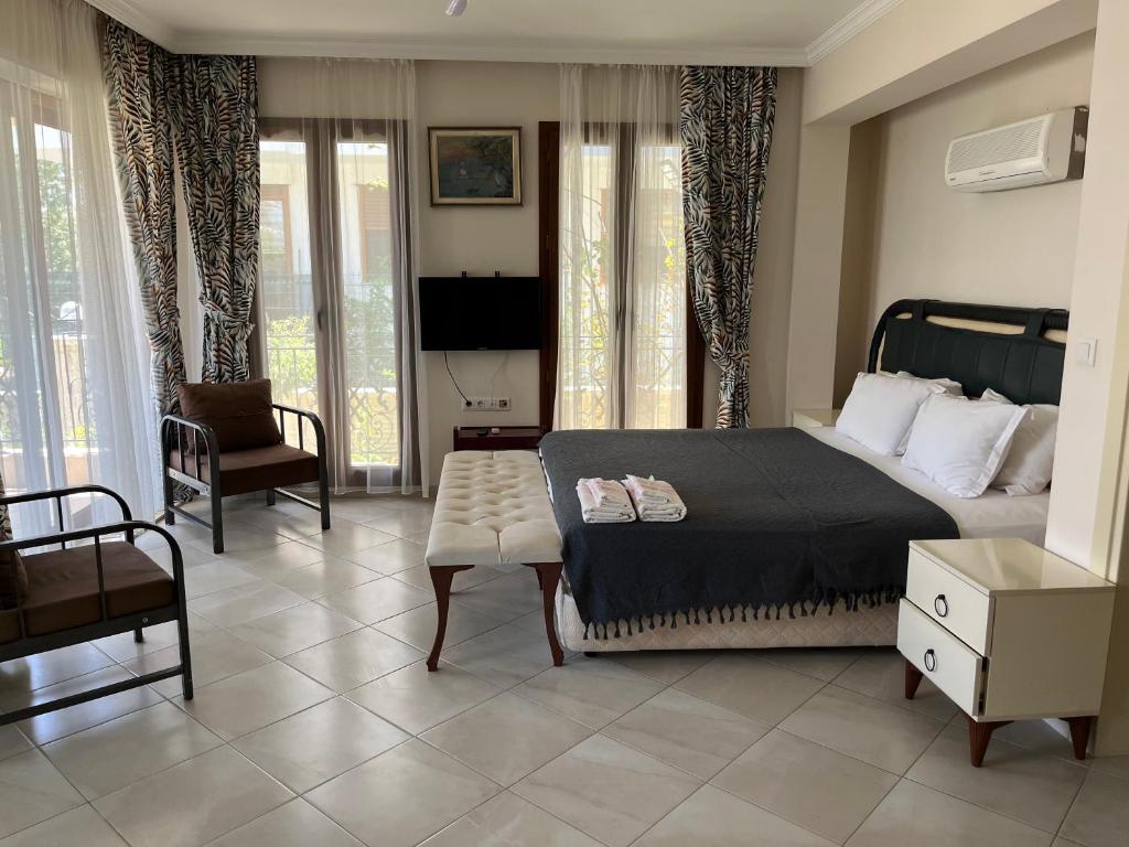 TV a/nebo společenská místnost v ubytování Grand Teoshan Otel ve Tatil Evleri