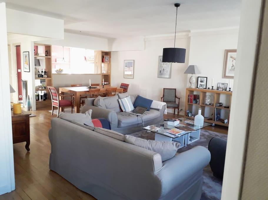 un salon avec deux canapés et une salle à manger dans l'établissement Appt 3 chambres hyper centre très calme très clair quartier place Royale, parking gratuit, à Nantes