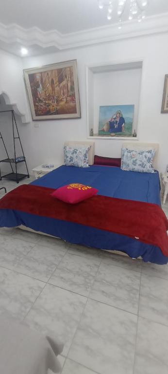 Jolie Maison au centre de Sidi Bou Saidにあるベッド
