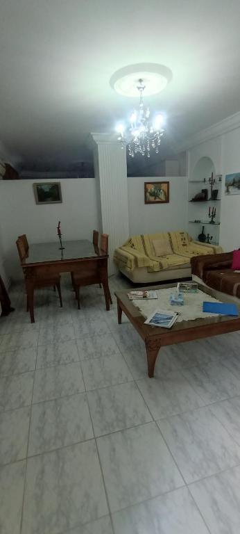 Jolie Maison au centre de Sidi Bou Saidにあるシーティングエリア