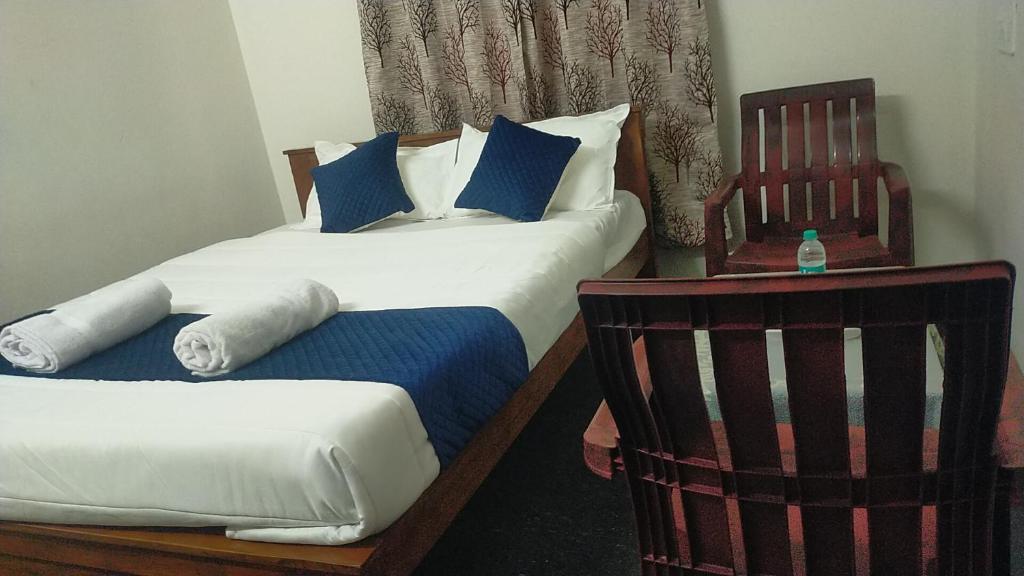 Een bed of bedden in een kamer bij Hotel PSR Executive Rooms by VINHOTELS Sarjapur Road