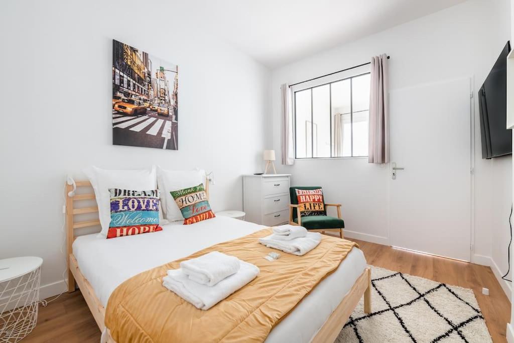 une chambre avec un lit avec deux serviettes dessus dans l'établissement Le Terminal - Bel appartement quartier Sacré-Coeur, à Bordeaux