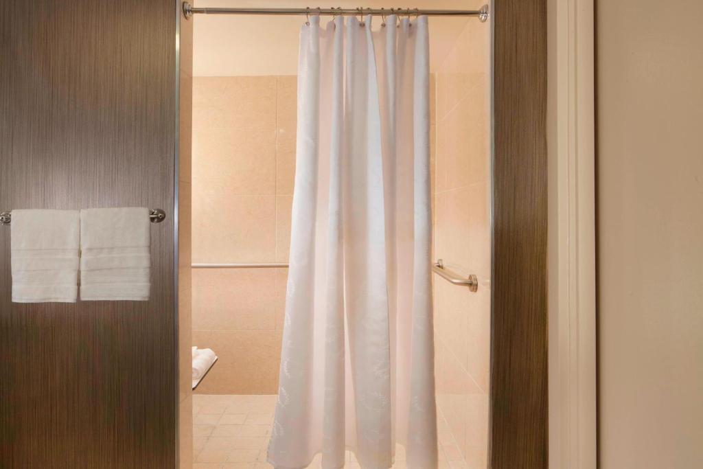 Sheraton DFW Airport Hotel - Room King Con Ducha Enrollada - Mobility Accesible