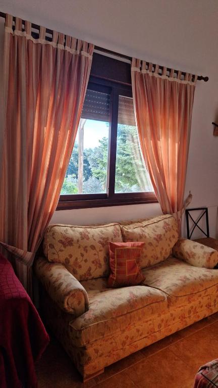 kanapę w salonie z oknem w obiekcie Casa Rural La Era 3 - Adults Only w mieście Aracena