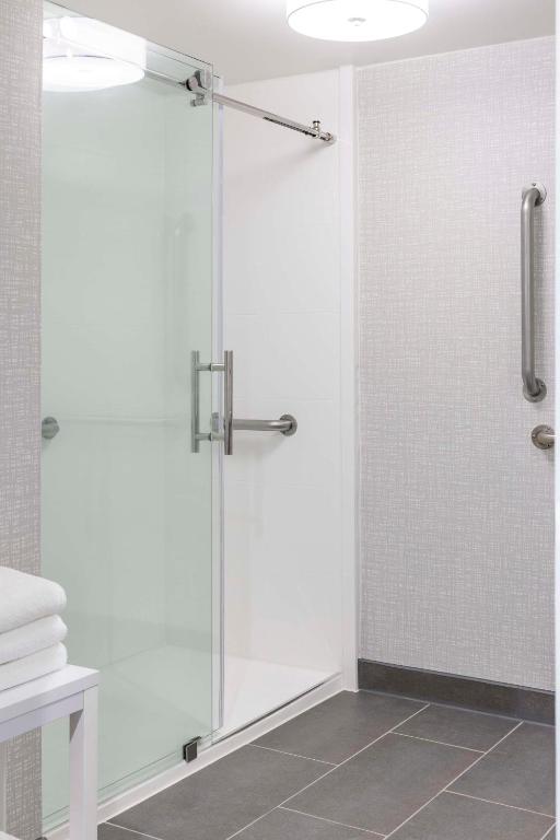 Hampton Inn Athens - King Room With Walk In Shower - Mobility Access