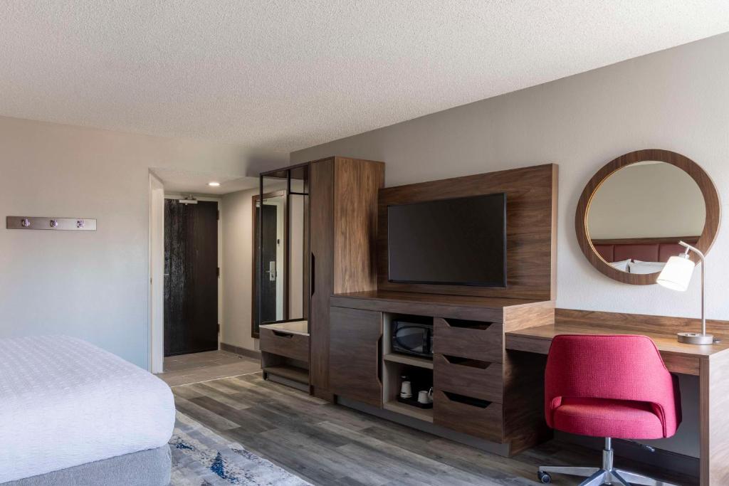 Hampton Inn Athens - King Room With Sofa Bed - Non-Smoking