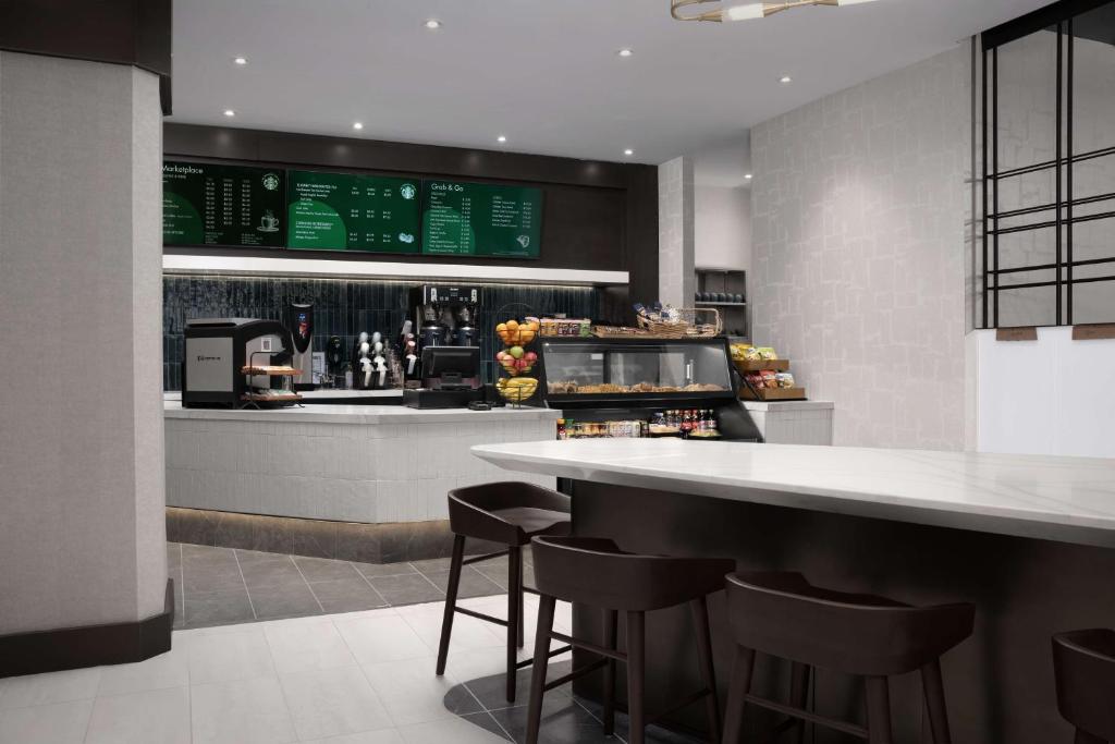 Cuisine ou kitchenette dans l'établissement Hilton Arlington National Landing