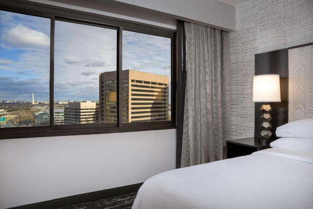 Embassy Suites by Hilton Crystal City National Airport - 一居室国王套房与华盛顿纪念碑景观