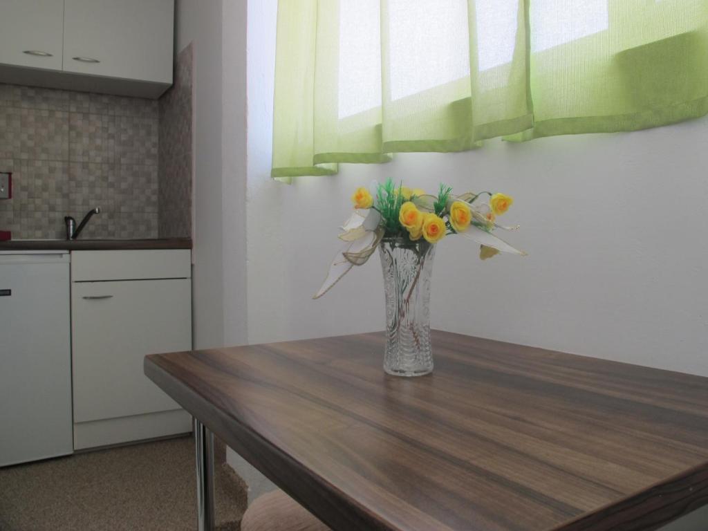 Kuchyň nebo kuchyňský kout v ubytování Rooms And Apartment Stambuk II