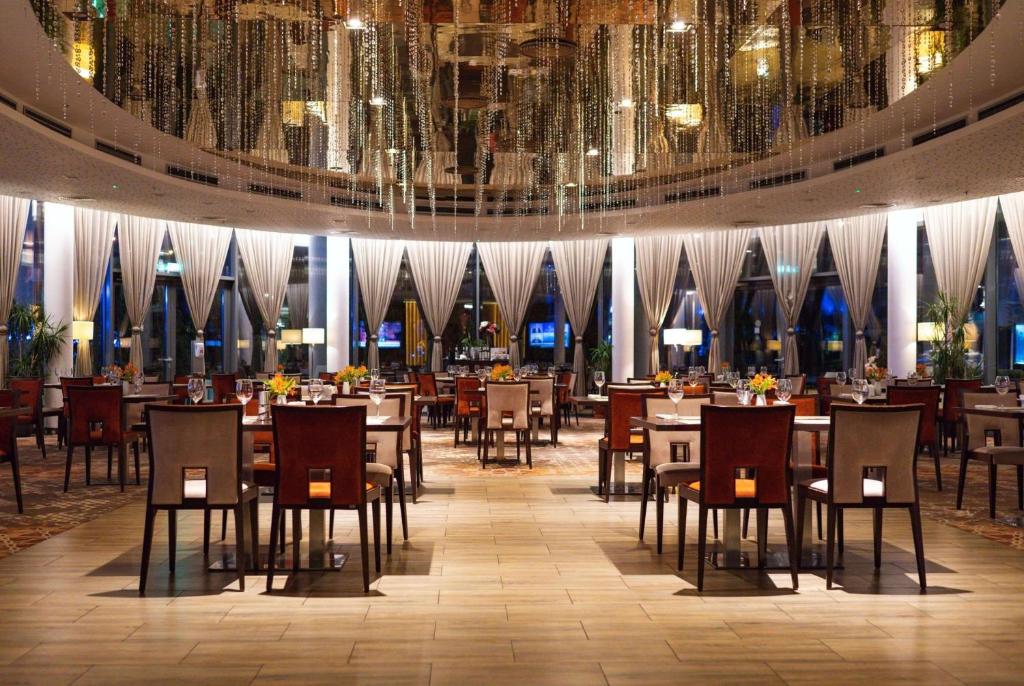 Un restaurant sau alt loc unde se poate mânca la Ramada Plaza Craiova