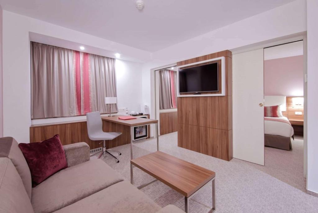 Un televizor și/sau centru de divertisment la Ramada Plaza Craiova