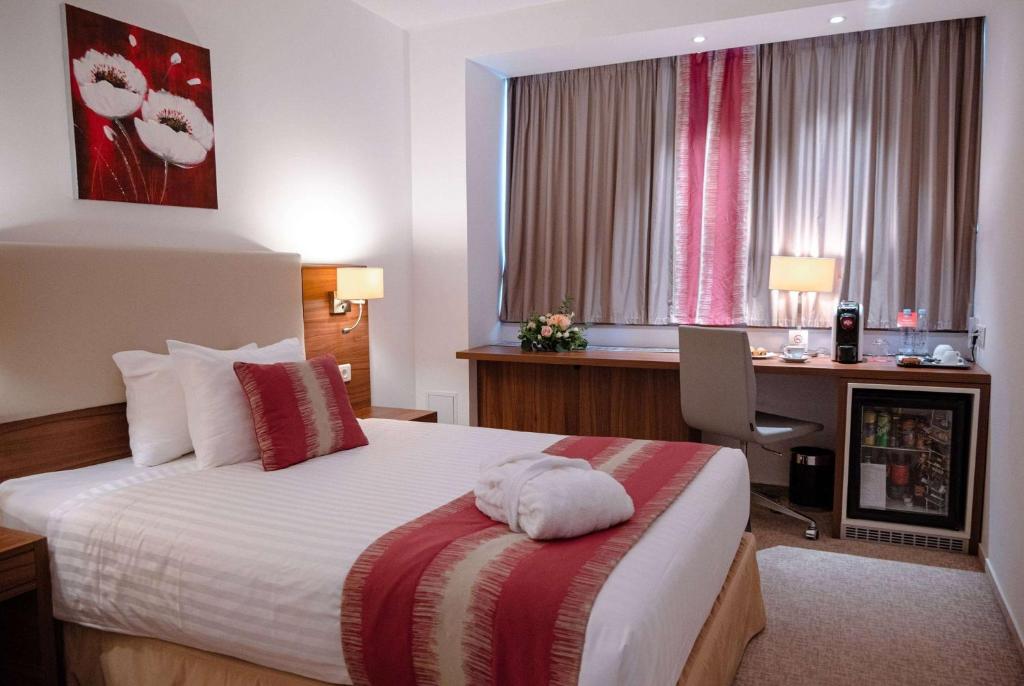 Un pat sau paturi într-o cameră la Ramada Plaza Craiova