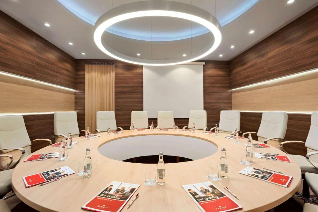 Zona de afaceri și/sau sala de conferințe de la Ramada Plaza Craiova