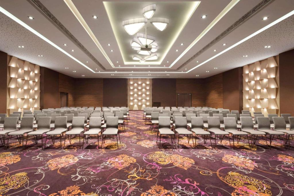 Zona de afaceri și/sau sala de conferințe de la Ramada Plaza Craiova