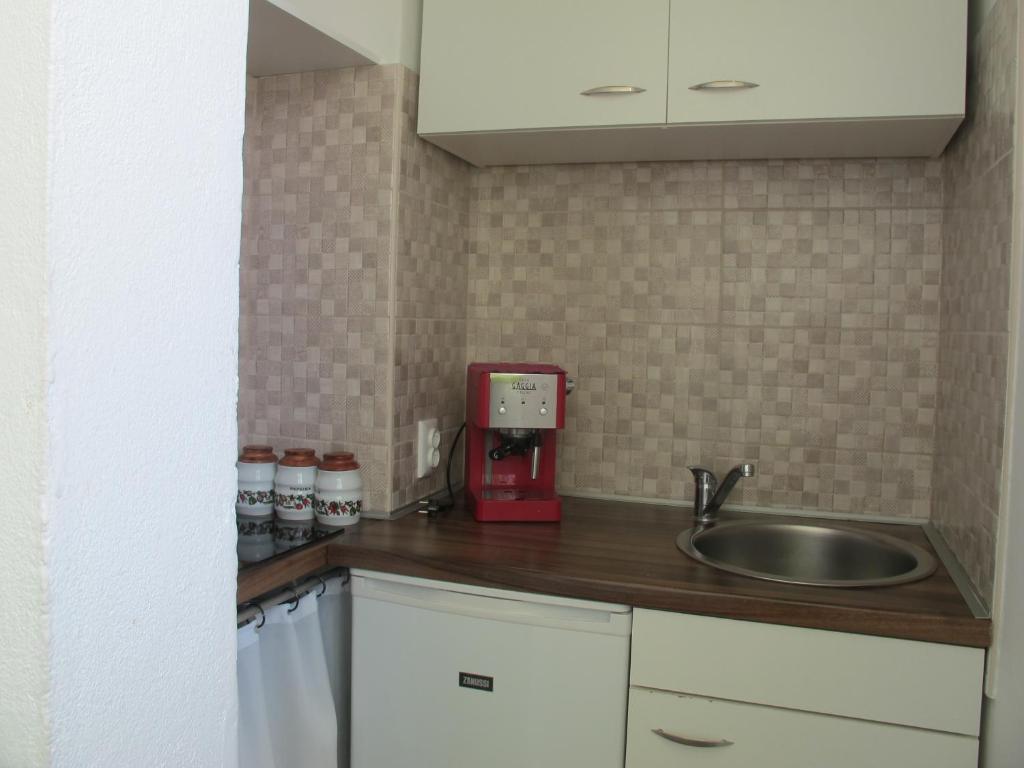 Kuchyň nebo kuchyňský kout v ubytování Rooms And Apartment Stambuk II